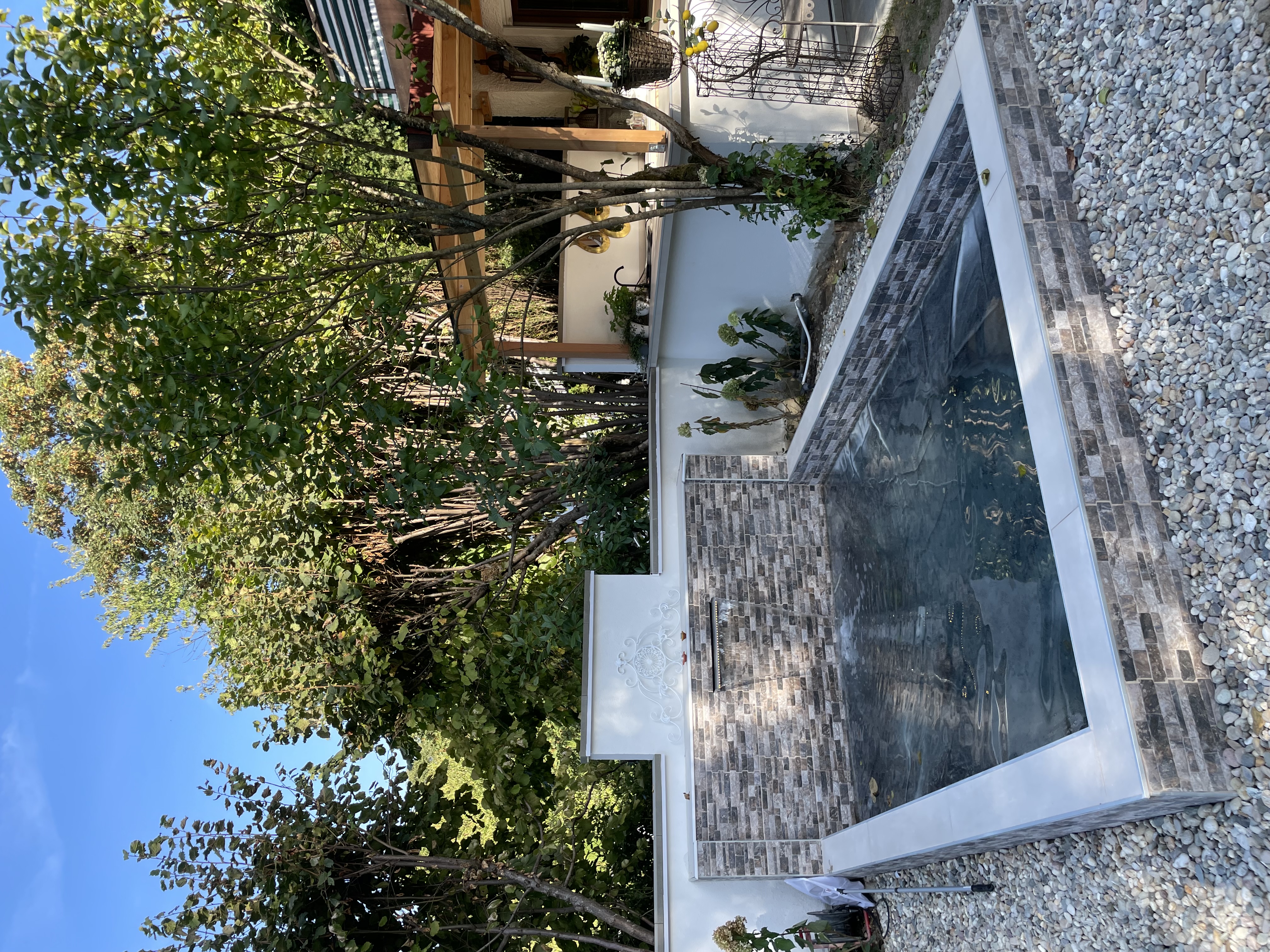 Plätschernder Wasserlauf im privaten Spa-Garten von ATMA-VEDA
