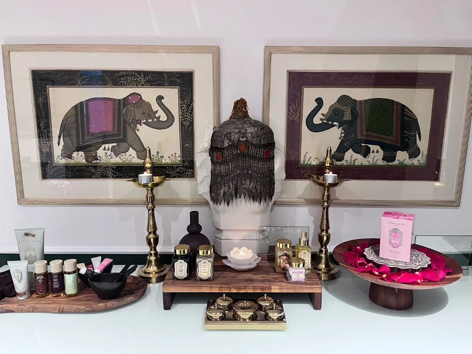 Ayurveda-Ecke mit Elefantenbildern und Messinglampen