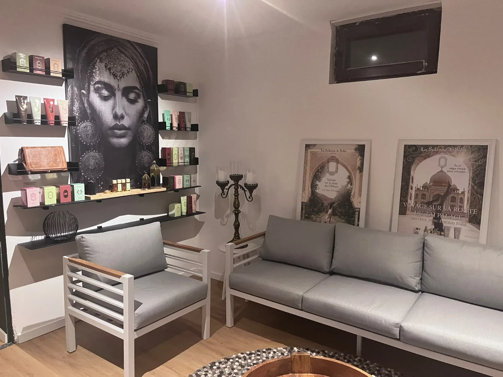 Beratungsecke mit Produktwand und Sofa