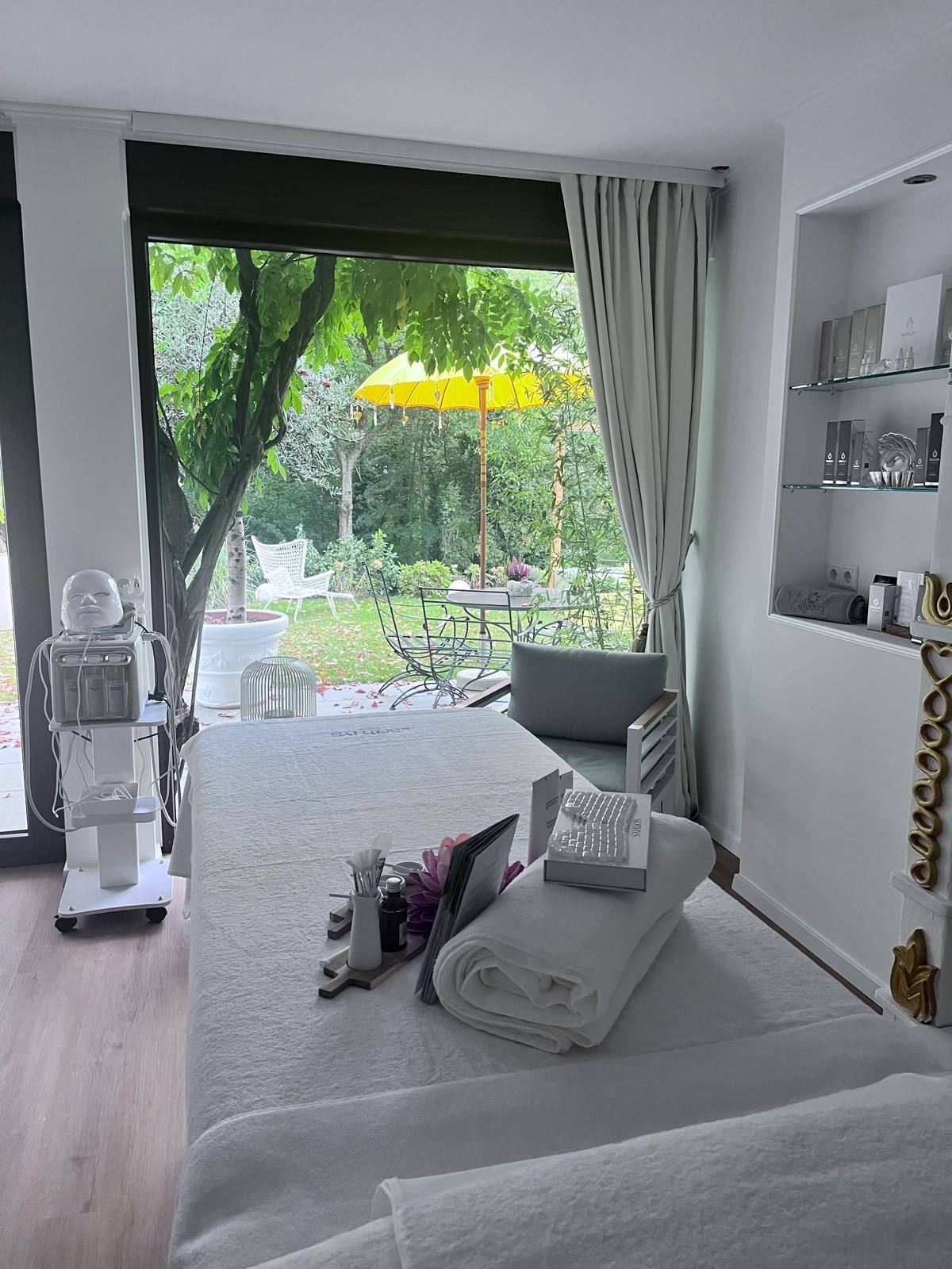 Behandlungsraum mit Blick in den Garten