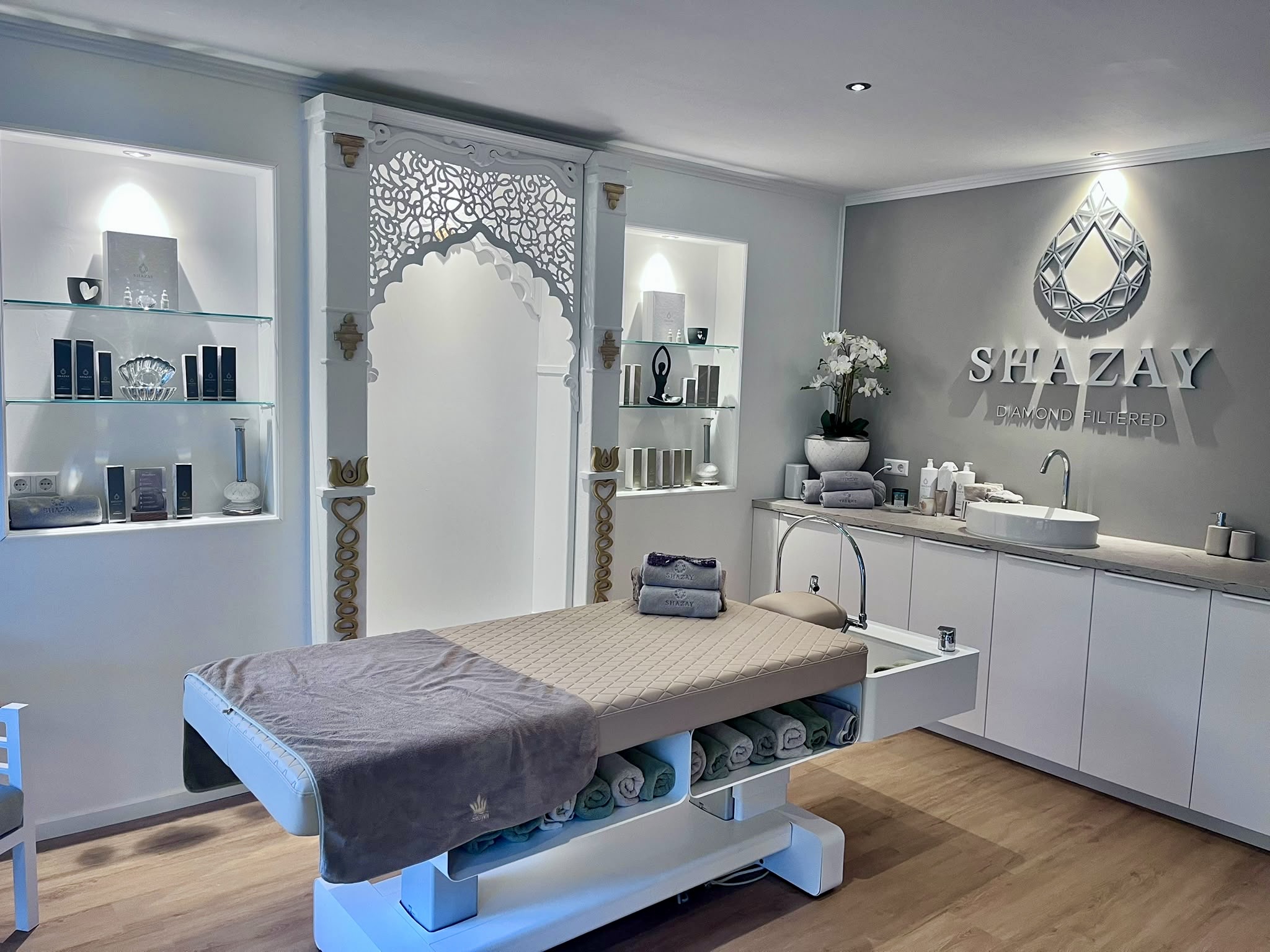 SHAZAY HeadSpa Liege — Behandlungsliege mit integriertem Kopfwaschbecken im Spa-Raum