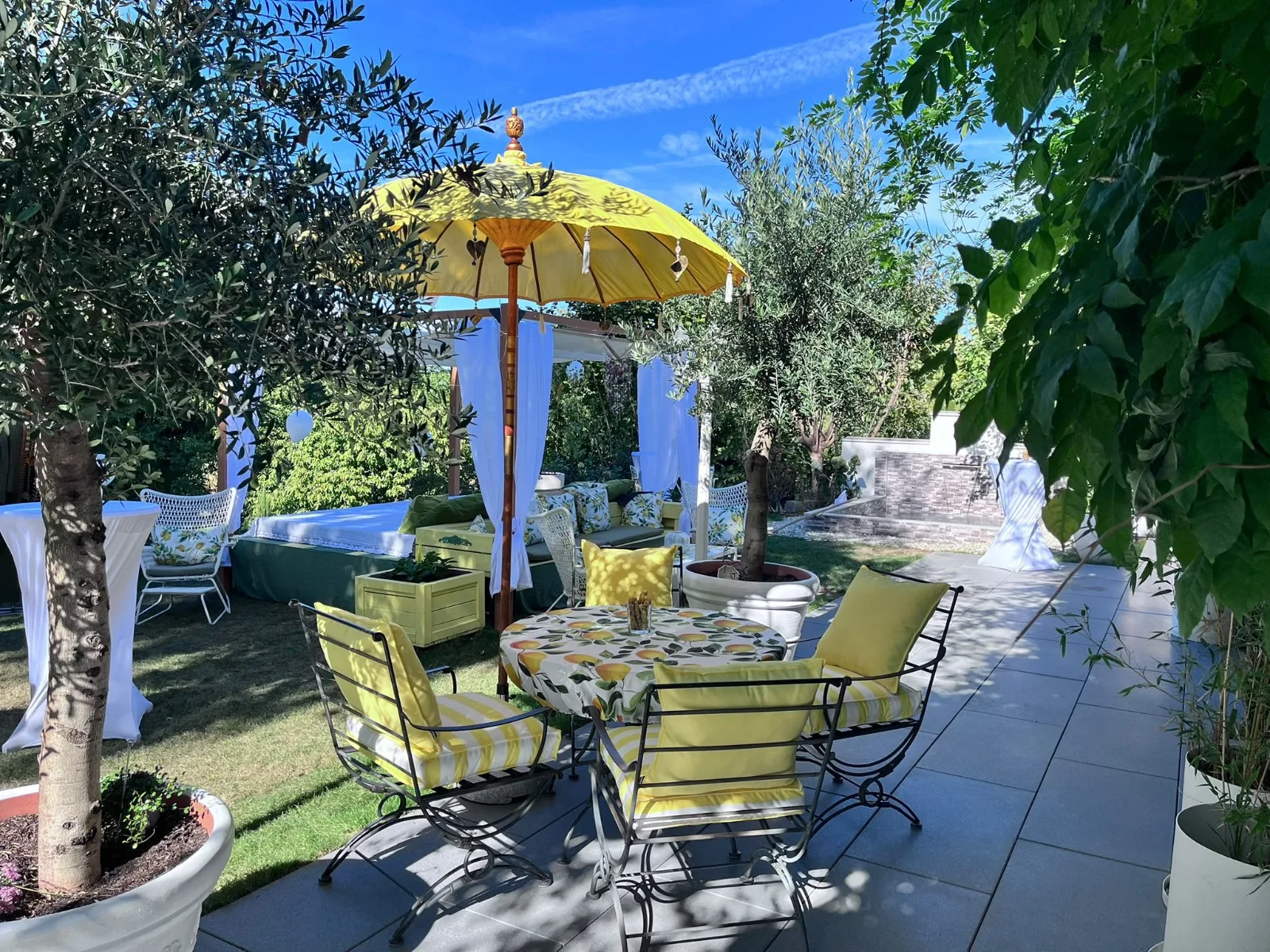 Gartenterrasse mit Sonnenschirm bei ATMA-VEDA Sinzheim