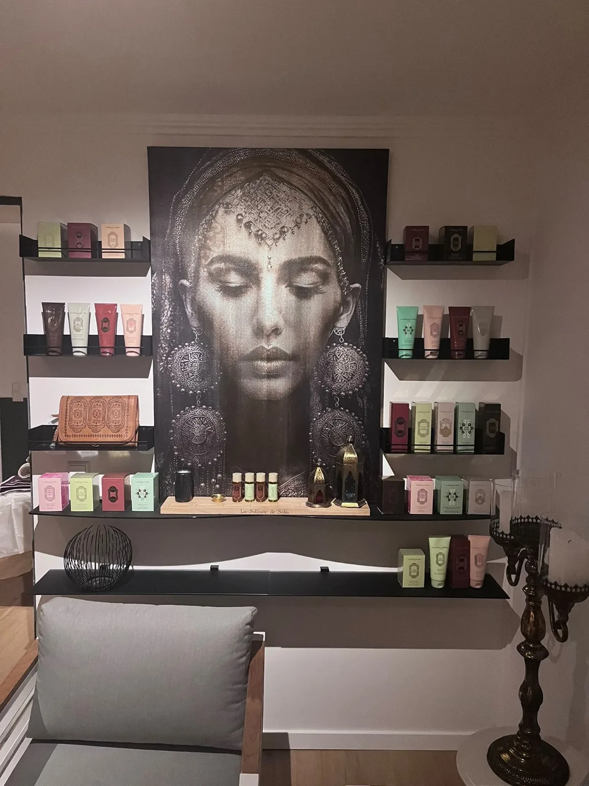 Produktwand La Sultane de Saba im Behandlungsraum von ATMA-VEDA