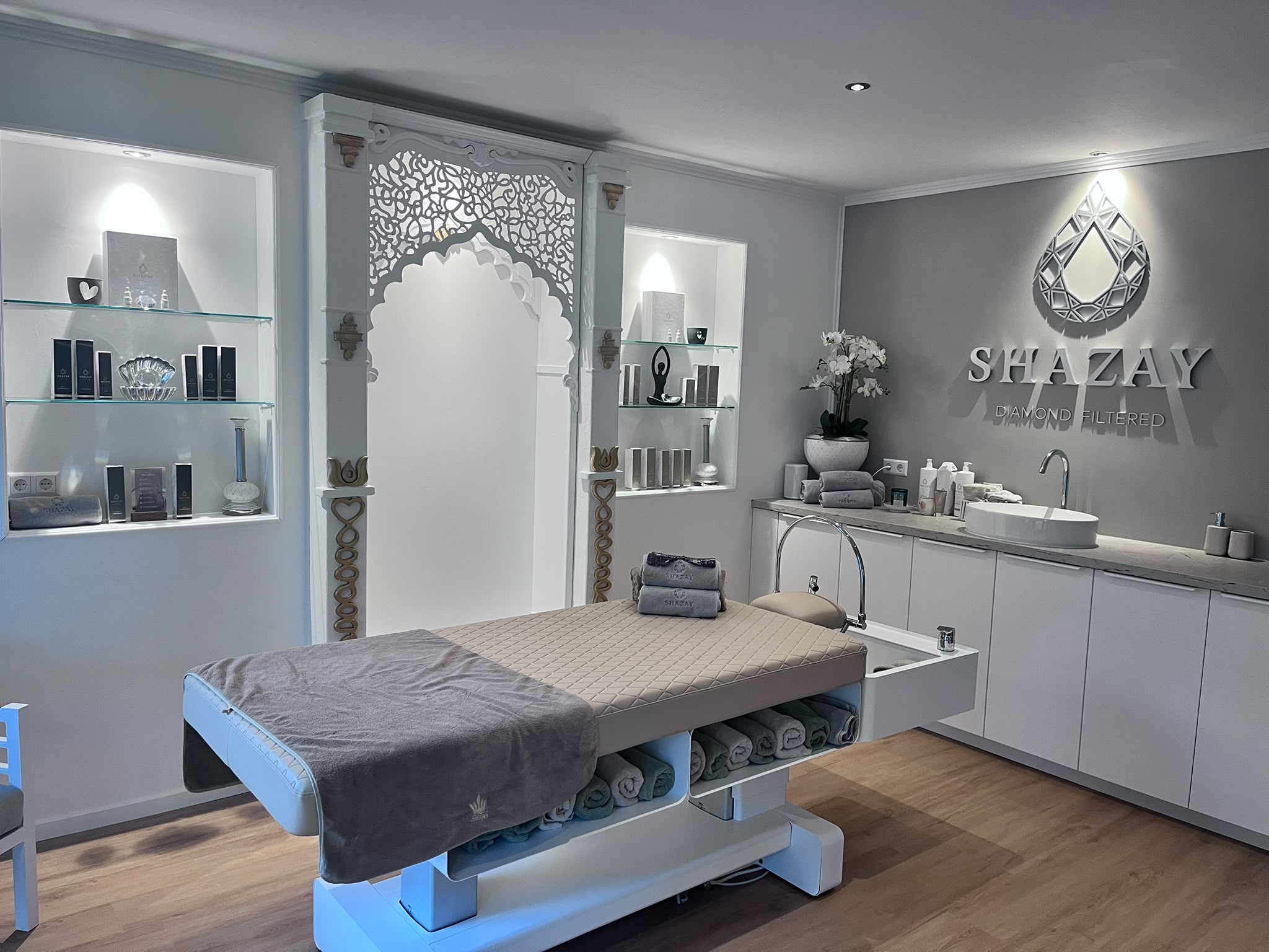 SHAZAY HeadSpa Raum mit Torbogen und Liege bei ATMA-VEDA