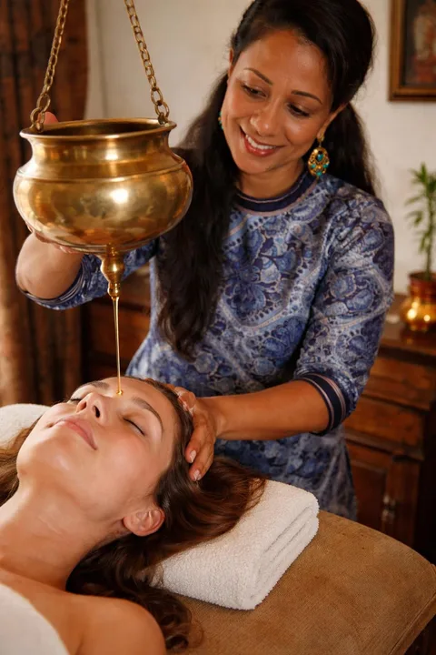 Shirodhara – Ayurvedischer Stirnguss mit Kopfmassage — Aufnahme von der bisherigen ATMA-VEDA Website