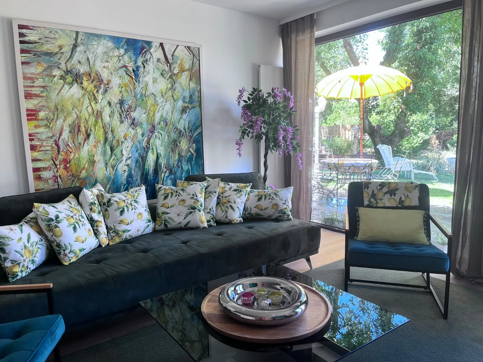 Entspannungsbereich mit Sofa und Blick auf die Gartenterrasse